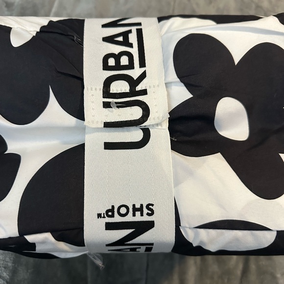 Urban Shop 2-Piece Quilted Comforter set. Twin/XL twin. Geometric Flwrs. NWT - Picture 15 of 16